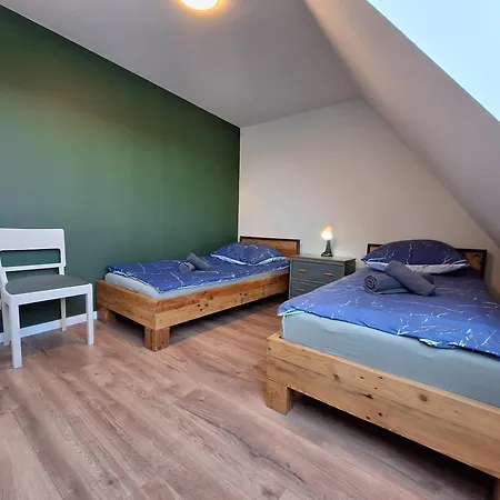 Gross, 8 Personen, 5 Zimmer, 2 Baeder *