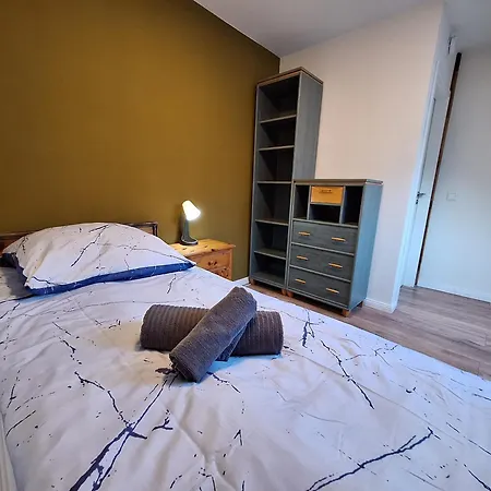 Gross, 8 Personen, 5 Zimmer, 2 Baeder *