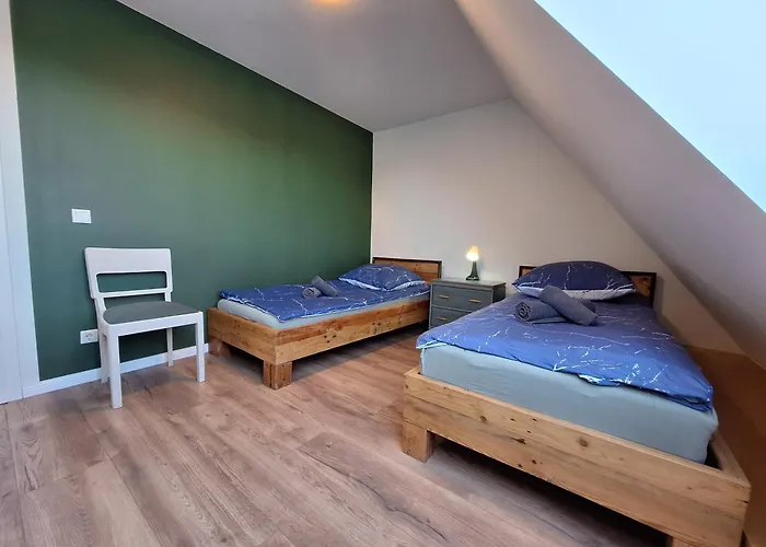 Gross, 8 Personen, 5 Zimmer, 2 Baeder *